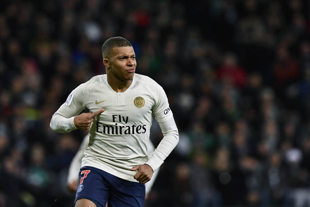 很伤！迪亚洛两节半已累计4次个人犯规 被迫下场休息